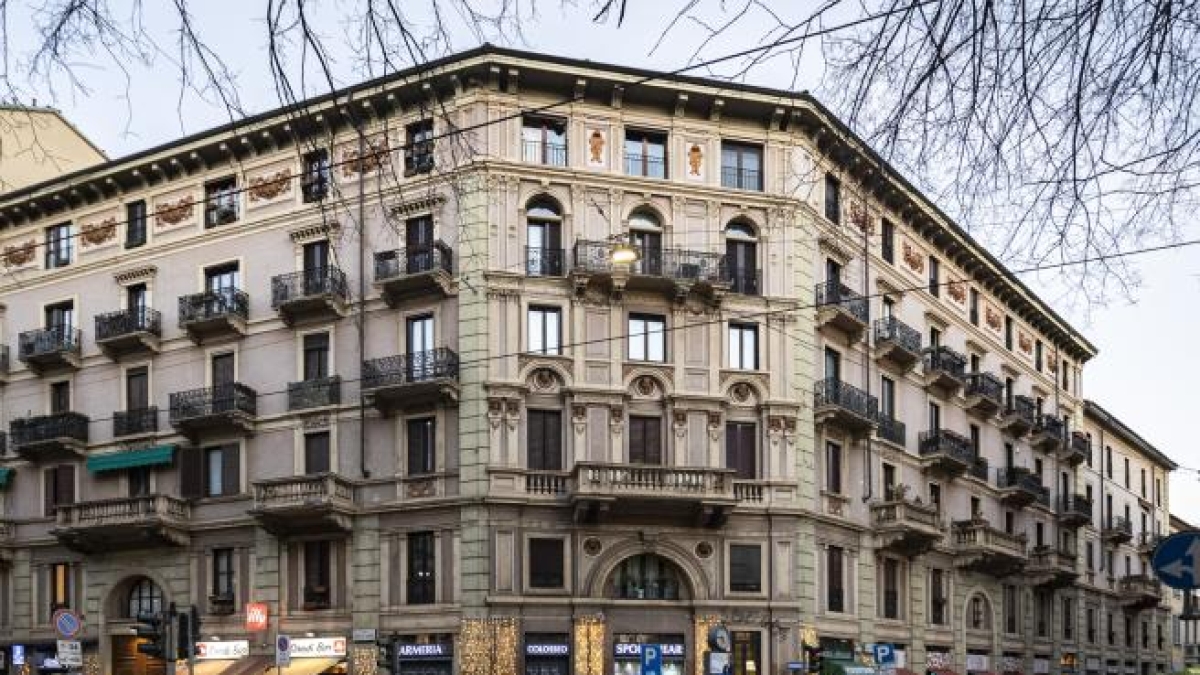Milano, la rapina «vintage» in viale Monte Nero: gli addetti chiusi nel ripostiglio e la cassa svuotata dai contanti. Colpo da 40 mila euro