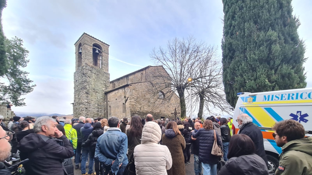 Soci, l'ultimo saluto al piccolo Leonardo: mille persone, il silenzio della gente, tante canzoni e la citazione di Benigni