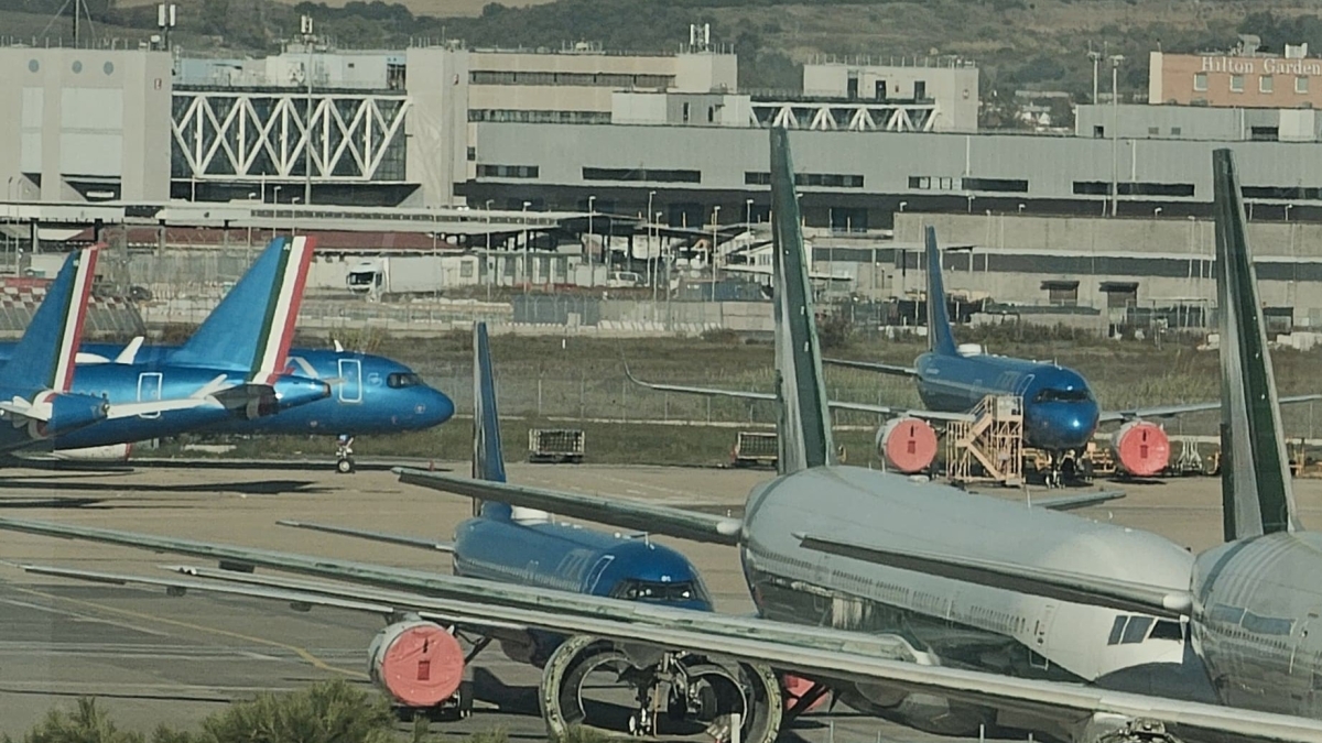Fiumicino, ecco i voli cancellati o «dirottati» dopo l'attacco all'Iran. Ita Airways: «Grande attenzione alla sicurezza dei passeggeri»