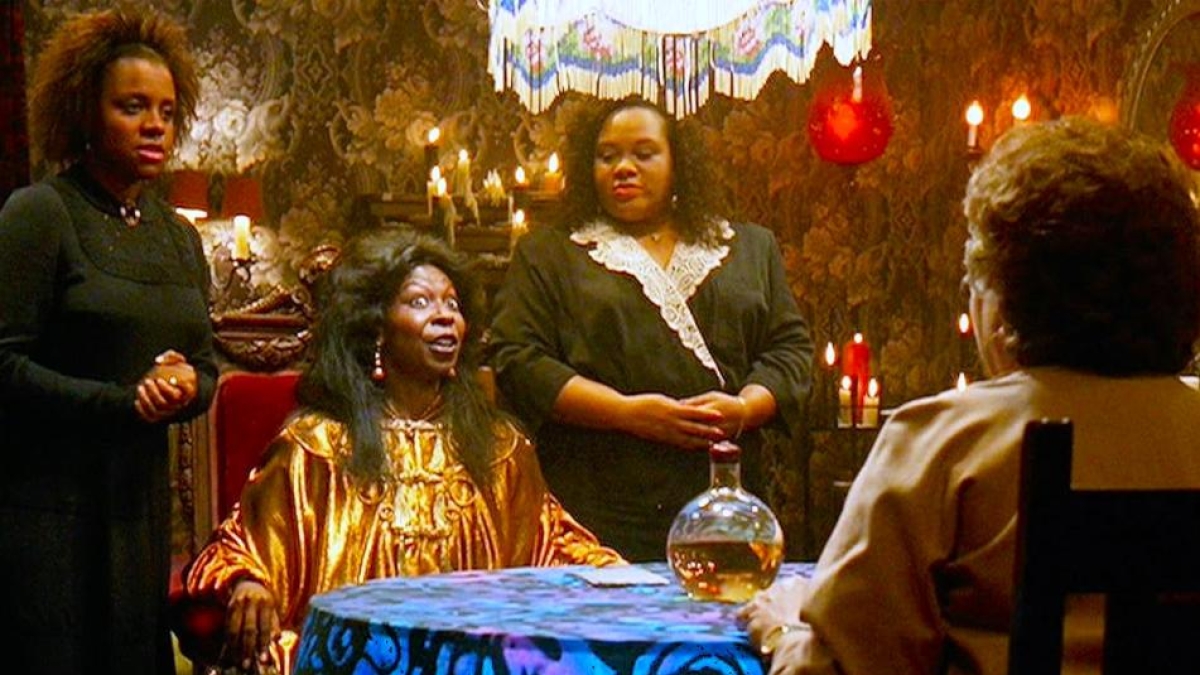 «Parlo con i vostri cari defunti»: così la medium napoletana modello Ghost truffava sui social