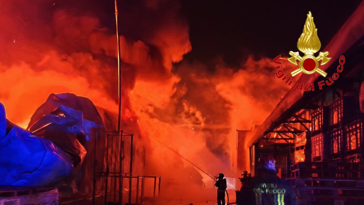 Gavirate, incendio nella notte in un magazzino di materie plastiche. Il sindaco: «Tenete chiuse le finestre»