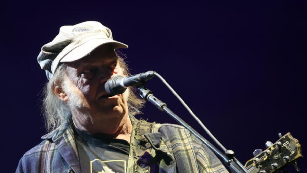 Lucca Summer Festival, Neil Young dà forfait: «Mi prendo una pausa». Salta il tour europero