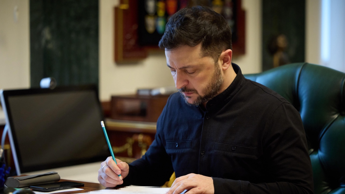 Zelensky: "Uno dei momenti più duri della nostra storia. La scelta? Perdere la dignità o un alleato chiave" | La telefonata con Vance