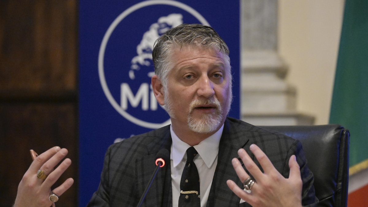 Ministero della Cultura, si dimette il capo ufficio stampa di Giuli: usati strumenti istituzionali per la campagna elettorale «pro Cirielli»