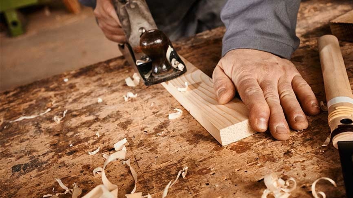 Milano, il patrimonio dell'artigianato immenso ma fragile: se il lavoro delle mani deve tornare a essere centrale