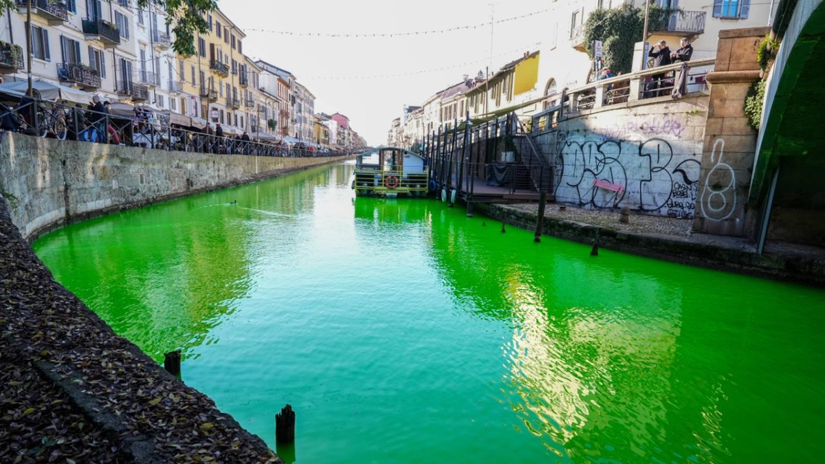 Milano, blitz di Extinction Rebellion: colorata di verde l'acqua del Naviglio. La protesta: «Fermate l’ecocidio»