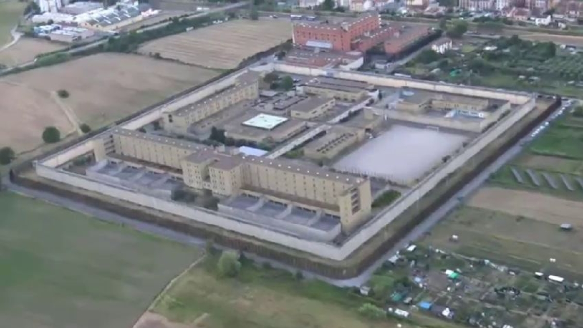 Spedizioni punitive, pestaggi, minacce: così due «boss» seminavano il terrore nel carcere di Prato, diventato la piazza dello spaccio