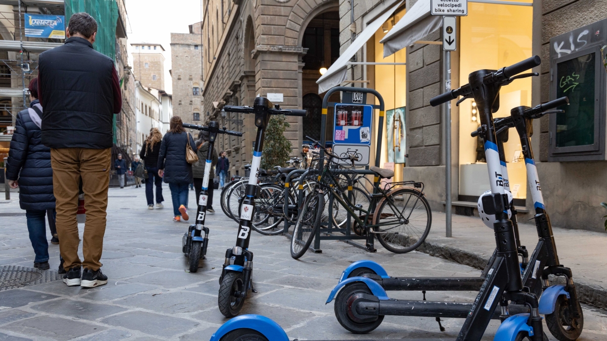 Poca sicurezza e sosta selvaggia, Firenze fa l'apripista e dice stop ai monopattini a noleggio