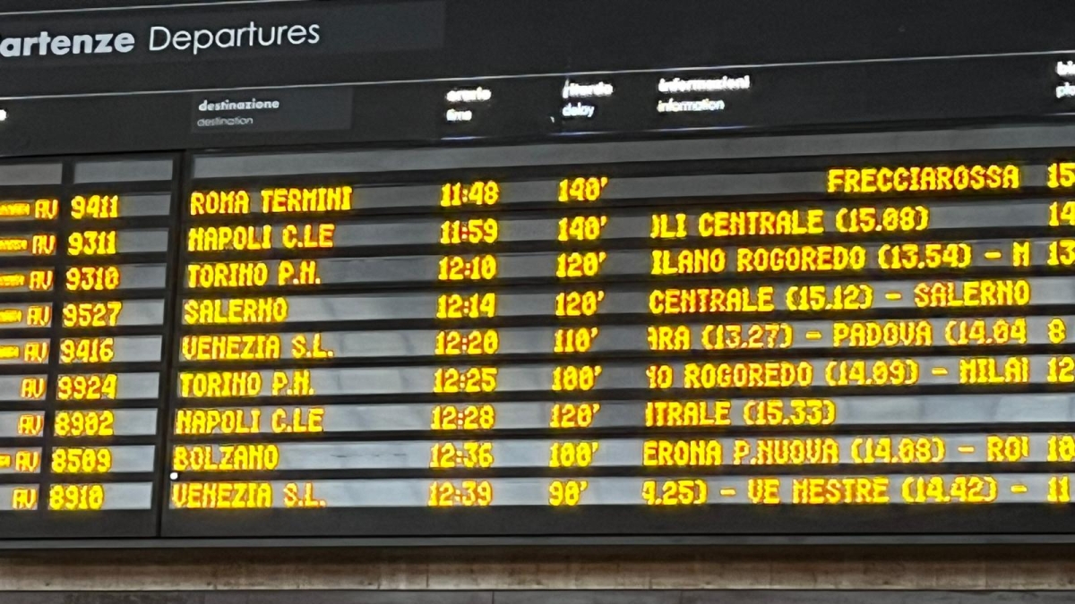 Firenze, persona investita sui binari: traffico treni nel caos, ritardi fino a 140 minuti