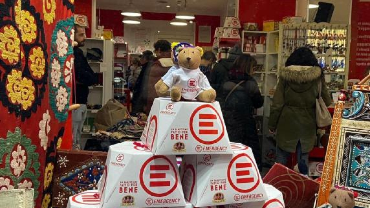 Emergency, nello store di Natale i regali sono equosolidali: dal «Panettone fatto per bene» agli aiuti per le mamme afgane