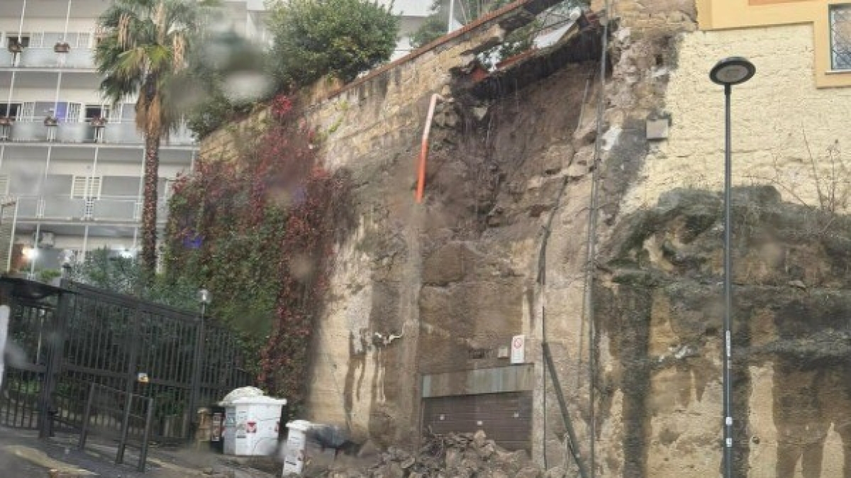 Maltempo a Napoli: scuole chiuse martedì 25 novembre. Crolla un muro di contenimento a Posillipo