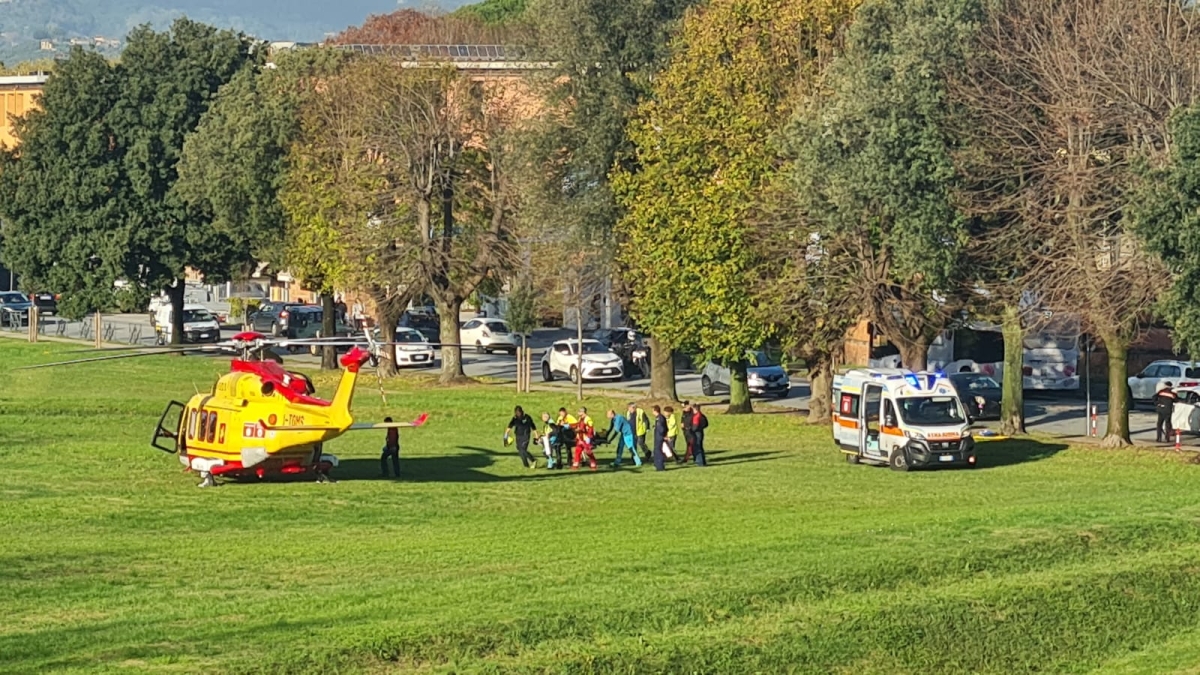 Lucca, 27enne attraversa sulle strisce e viene investita da un furgone: gravissima