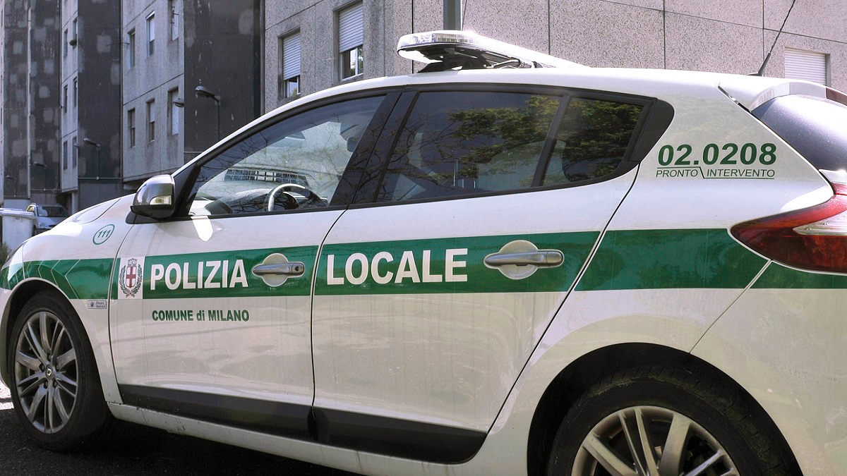 Milano, picchiata e minacciata dal compagno chiede aiuto ai vigili: «Ho paura per la mia vita». Arrestato 23enne