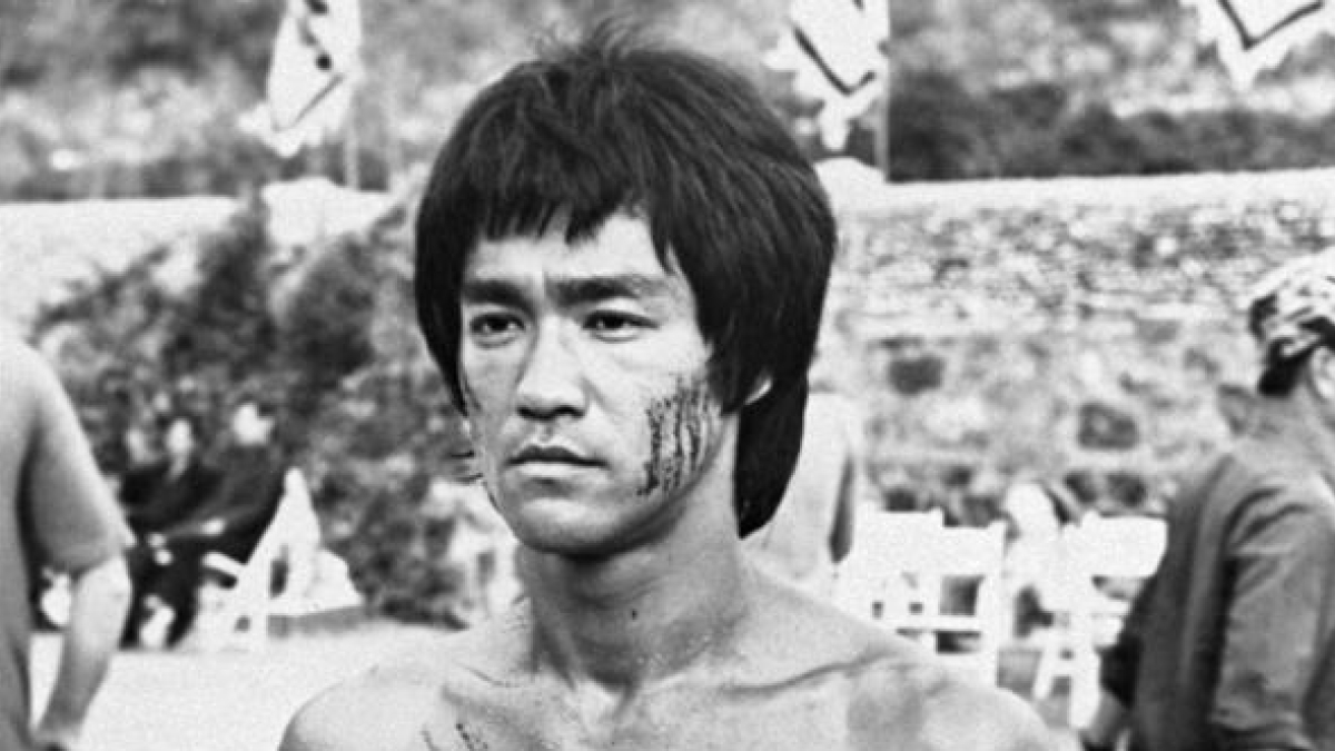 Bruce Lee avrebbe 85 anni: ha lavorato in un ristorante, l'amore con la moglie Linda, la morte prematura, 7 segreti