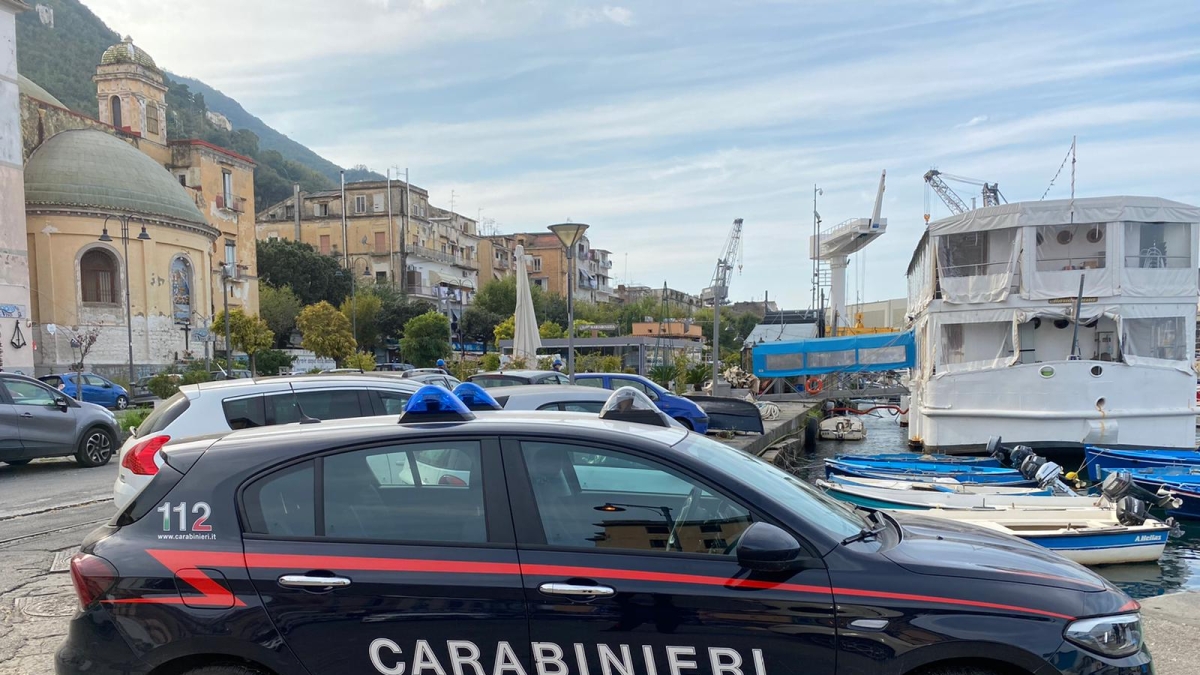 Castellammare, minacciano perito assicurativo e lo spingono in mare pretendendo indennizzo gonfiato: due arresti