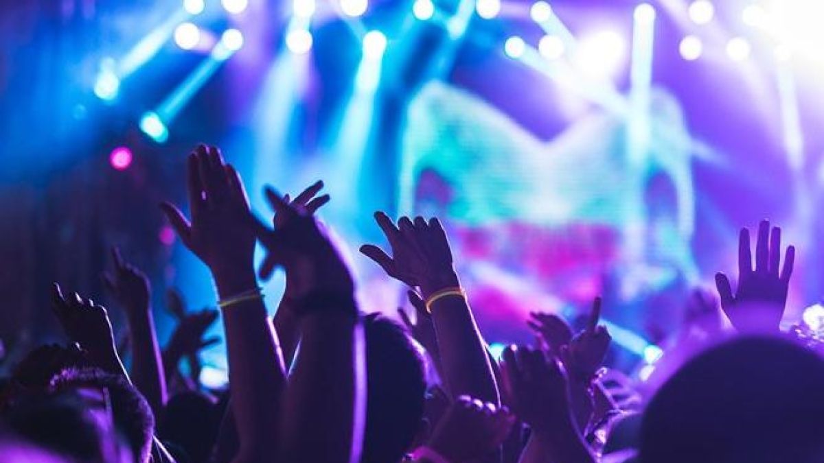 Giugliano, l'afferra per i capelli e la trascina fuori dalla discoteca. Poi la picchia con calci e pugni: arrestato 42enne