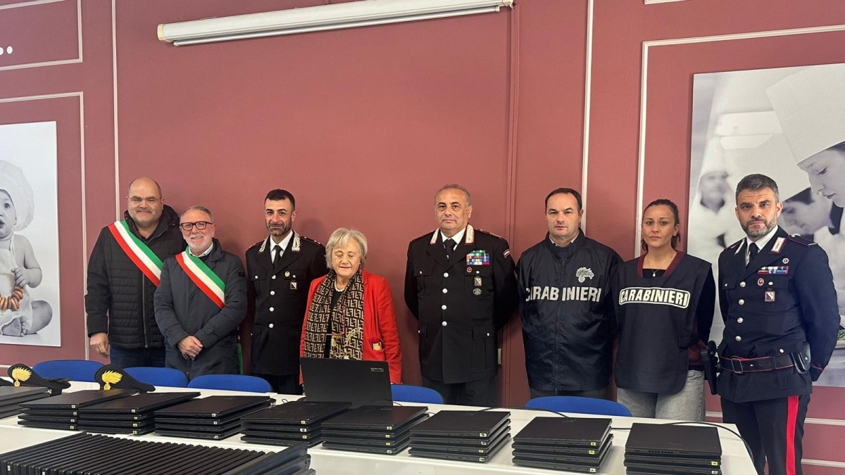 Alife, rubati 114 computer nell'istituto tecnico: i carabinieri li ritrovano dopo 48 ore. Il ministro li ringrazia