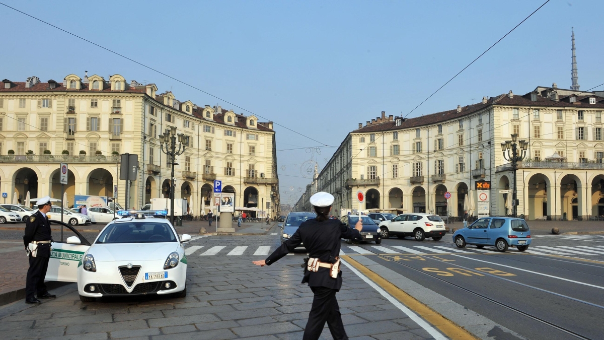 Vigili contro «vigilini», a Torino la guerra delle multe scatena rabbia e vendette: è caccia all'auto del collega in sosta vietata