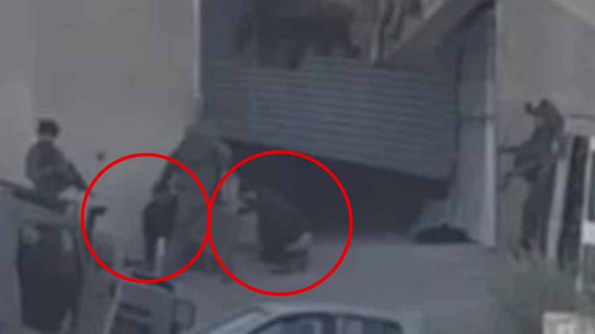 Jenin, il video choc: soldati israeliani sparano contro due palestinesi a terra dopo che si erano arresi. L