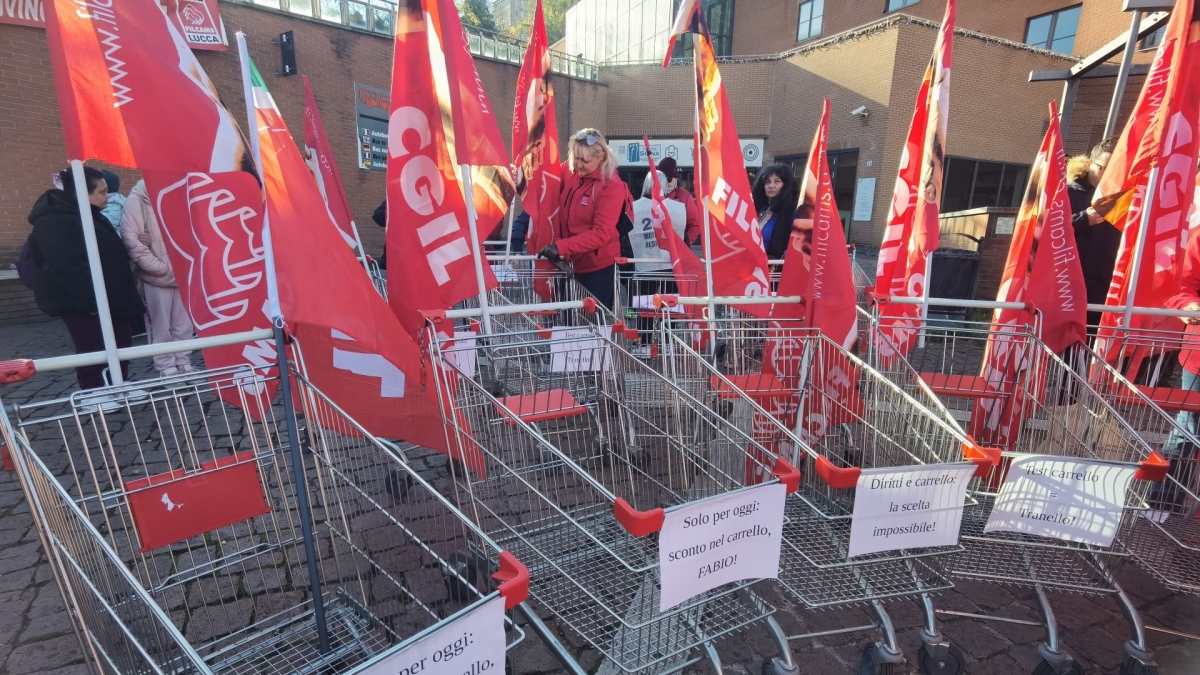 Siena si mobilita per lo stop ai licenziamenti dopo il test del carrello alla Pam: «I cassieri non sono poliziotti»»