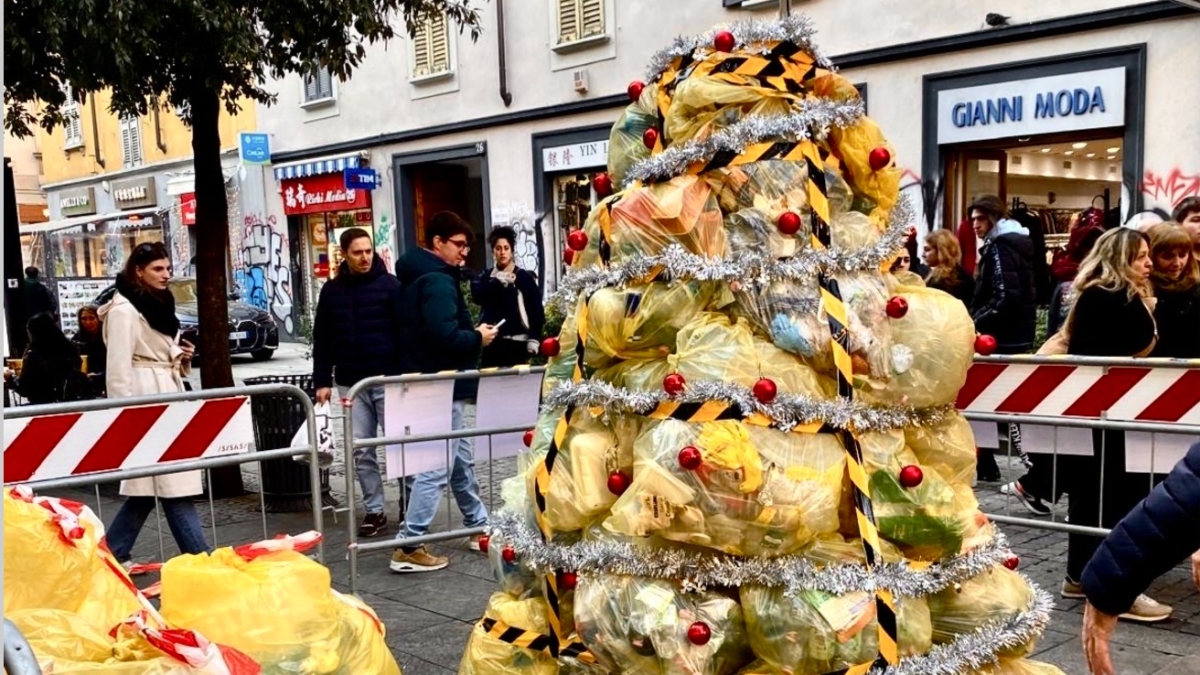 Milano, in via Paolo Sarpi spunta un albero di Natale fatto con la spazzatura: è la protesta del quartiere contro il degrado