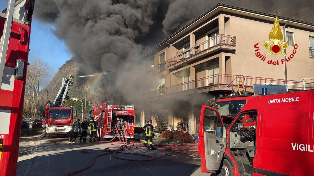 Laveno Mombello, maxi incendio in un negozio: intero palazzo inagibile. «Forse le fiamme partite dalle luci di Natale»