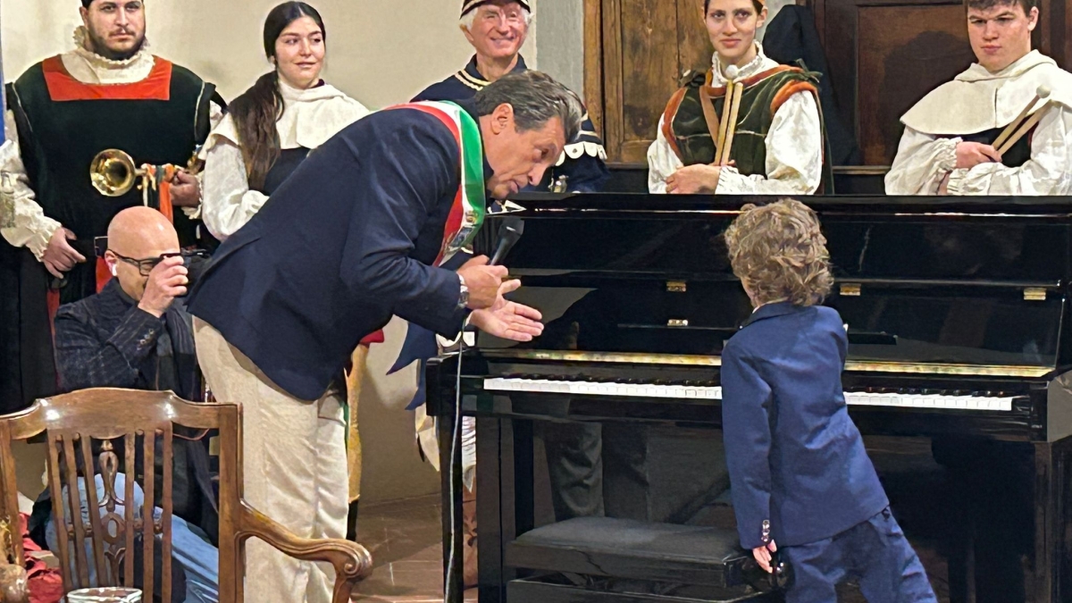 Il baby prodigio Alessandro e quel pianoforte regalato da Castiglion Fiorentino: a 7 anni ha «l'orecchio assoluto»