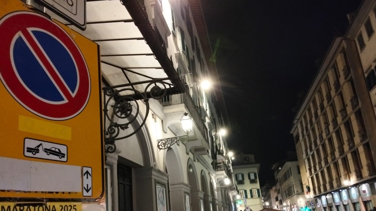 La Firenze Marathon, i divieti, la corsa al parcheggio e il «caso» via Ghibellina (e quella telecamera a caccia di trasgressori)