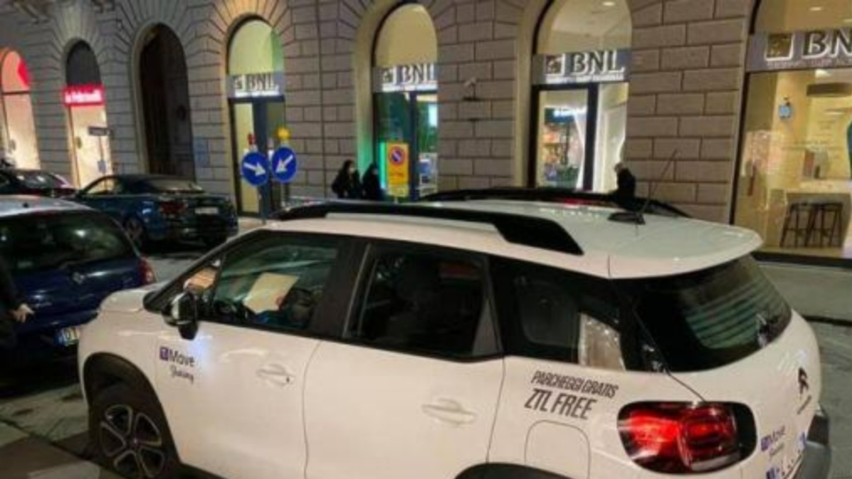 Dopo lo stop ai monopattini, più auto e scooter elettrici a noleggio: a Firenze in arrivo bandi per duemila veicoli
