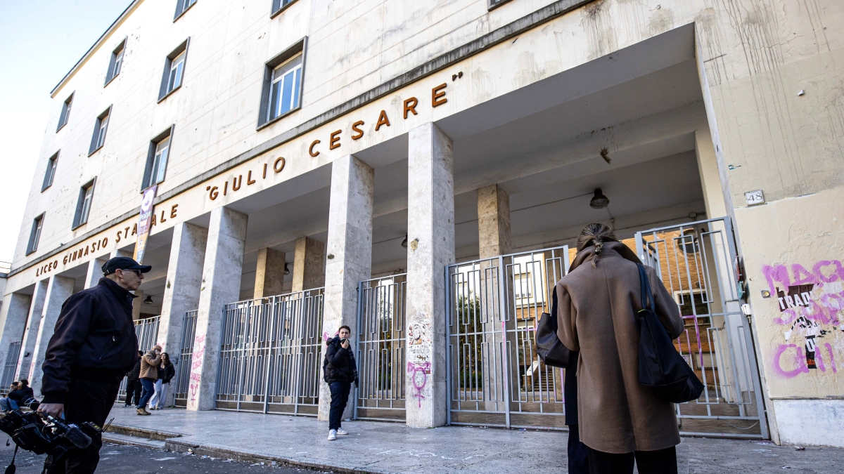 «Lista stupri» al liceo Giulio Cesare: aperto un fascicolo di indagine per istigazione a delinquere