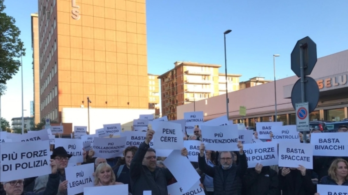 La denuncia di una cassiera dell'Esselunga di Novoli: «Violentata nel bagno». E i dipendenti scioperano