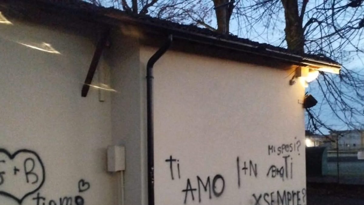 Sant'Angelo Lodigiano, due ragazzini delle scuole medie imbrattano la chiesa del Chiesuolo: «Ti amo. Mi sposi?». Rintracciati
