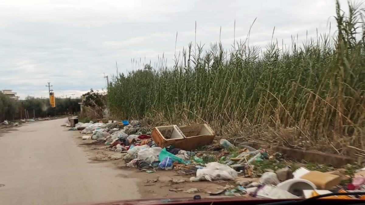 Terra dei Fuochi, i rifiuti si ammassano sempre in strada. L'ultima denuncia è da Mondragone