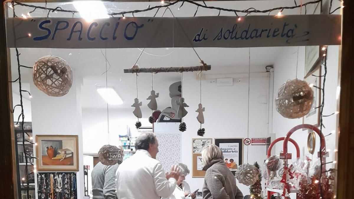 Firenze, inaugurato lo «Spaccio di Solidarietà» che aiuta i malati cronici
