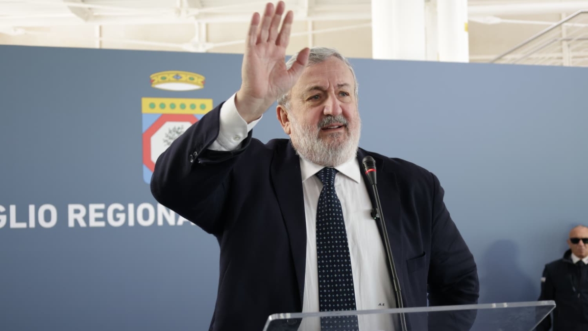 Michele Emiliano in lacrime saluta i dipendenti della Regione Puglia. E parte il coro: «C'è solo un presidente»