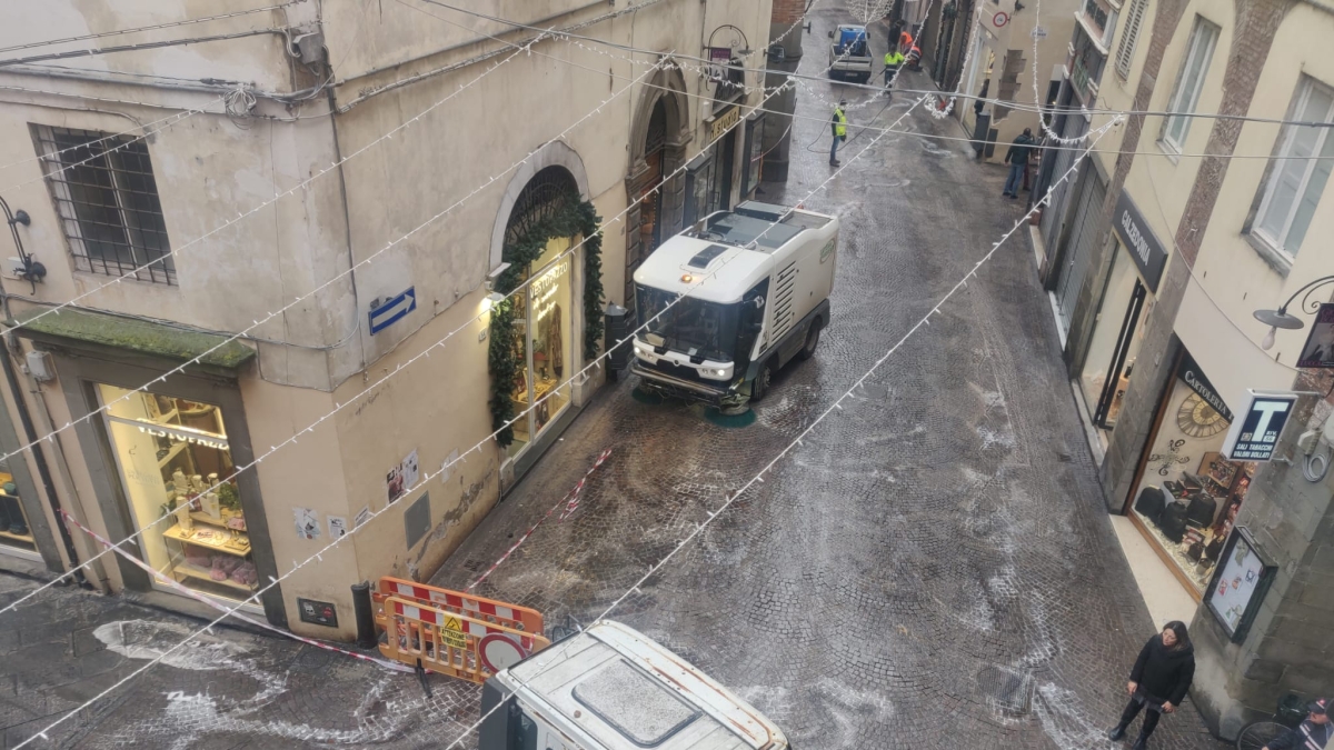 Lucca, il furgone perde olio e «allaga» via Fillungo: la strada principale della città resta chiusa per due giorni