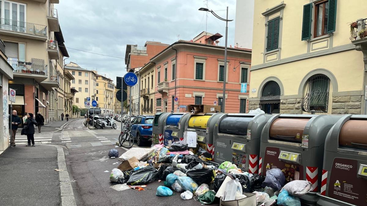 Via Scipione Ammirato sommersa dai rifiuti per 4 giorni, poi Alia ripulisce: «Problema tecnico dei cassonetti, ma c'entra anche l'inciviltà della gente»