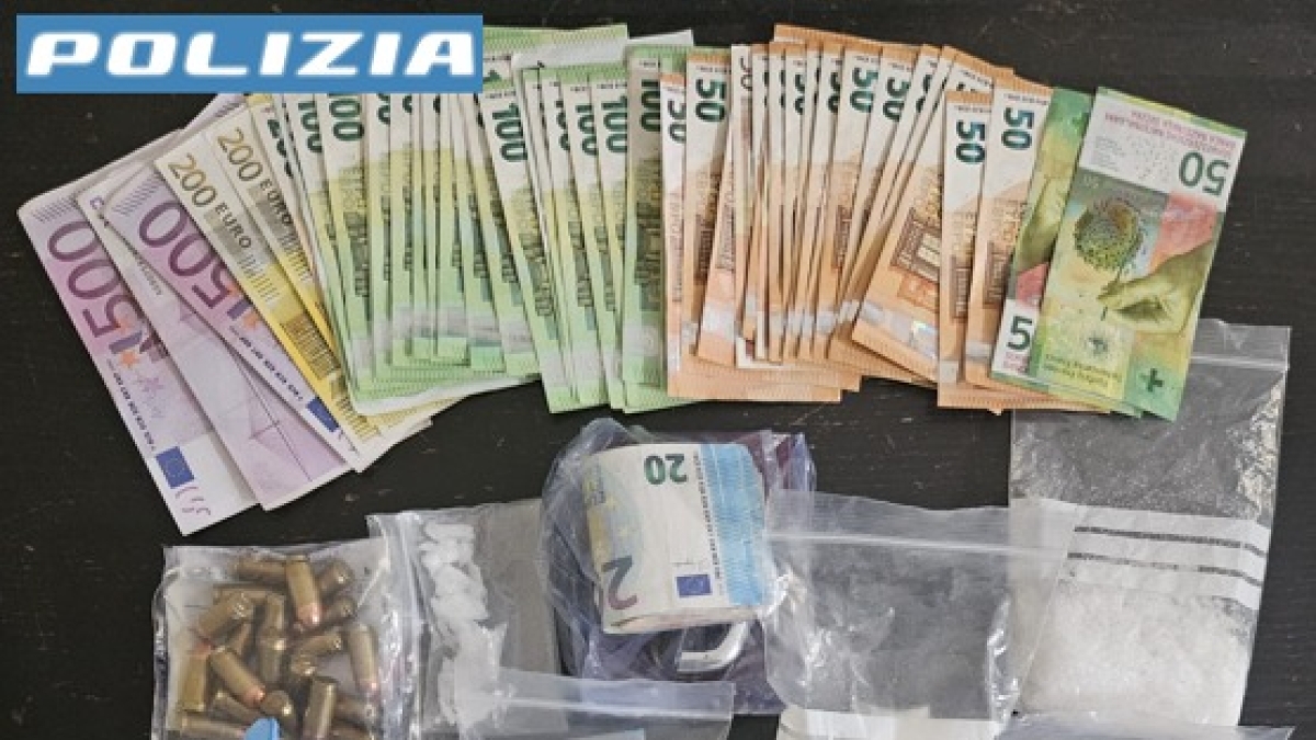 Milano, apre la camera dell'hotel per cercare il passaporto ma dimentica di nascondere mitraglietta, pistola e 100 mila euro di droga: arrestato