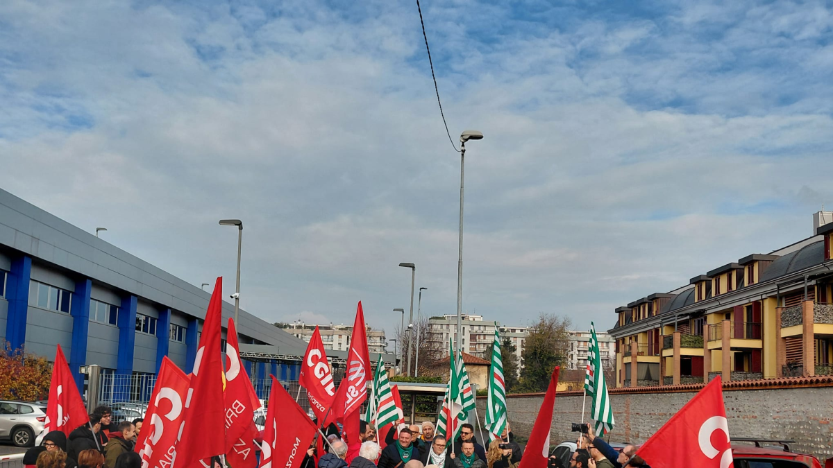 Brugherio, sciopero alla Qvc: i televenditori bloccano la diretta per ore e l'emittente manda in onda repliche