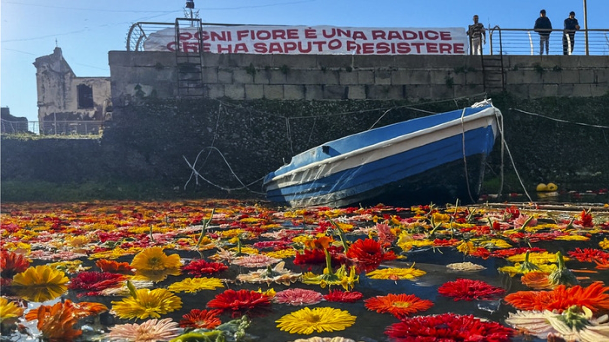 Campi Flegrei, fiori nella darsena di Pozzuoli. «Simbolo di rinascita contro la crisi innescata dal bradisismo»