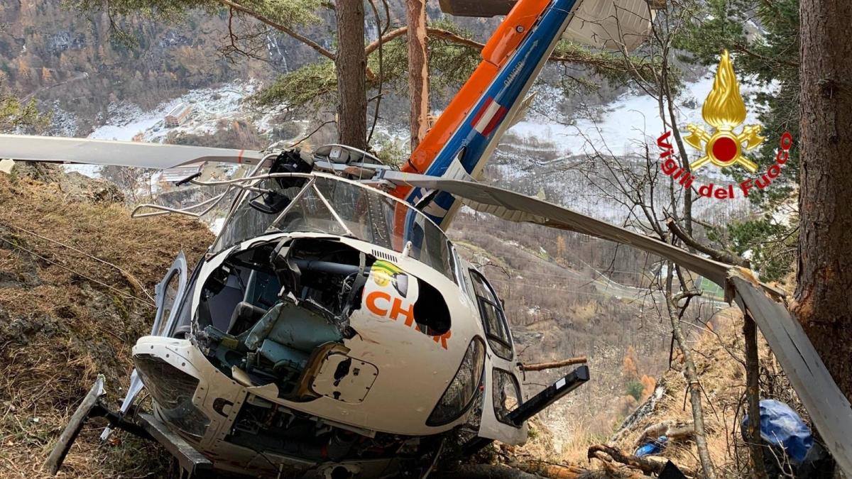 Cade elicottero in Valtellina: «Tre sono salvi e uno è morto». Alla guida c