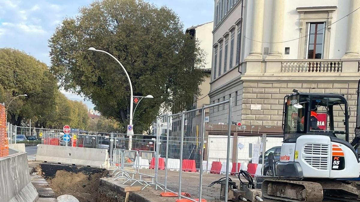 Firenze, trovato l'antico pavimento sotto gli scavi di piazza Beccaria: i cantieri del tram avranno ritardi «di pochi giorni»