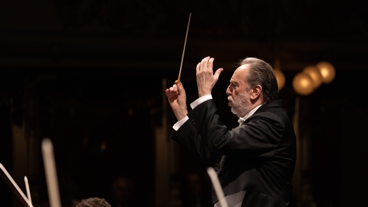 Riccardo Chailly sta meglio dopo il malore, domani sera dirigerà regolarmente «Lady Macbeth»