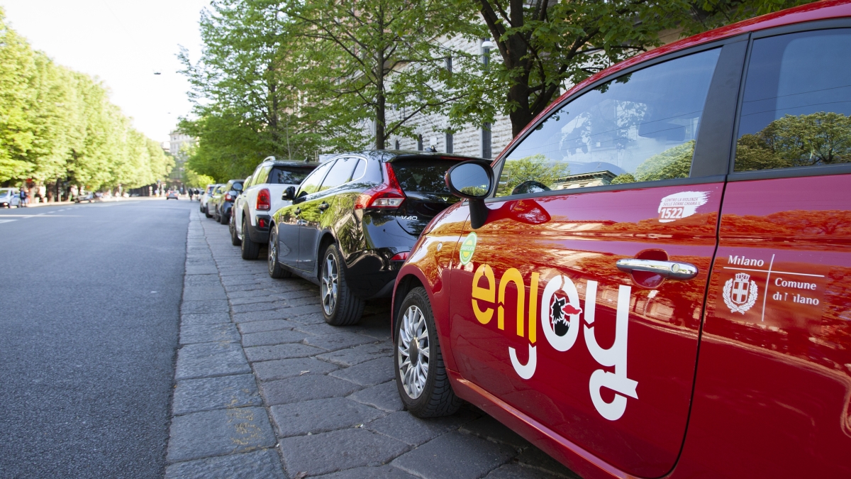 Addio al free floating a Milano: nascono gli «Enjoy point», dove noleggiare e lasciare le auto. E si pagherà l'Area C