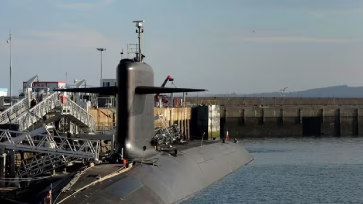 I fucilieri francesi sparano contro 5 droni dopo il sorvolo su una base con sottomarini nucleari: cosa è successo in Bretagna