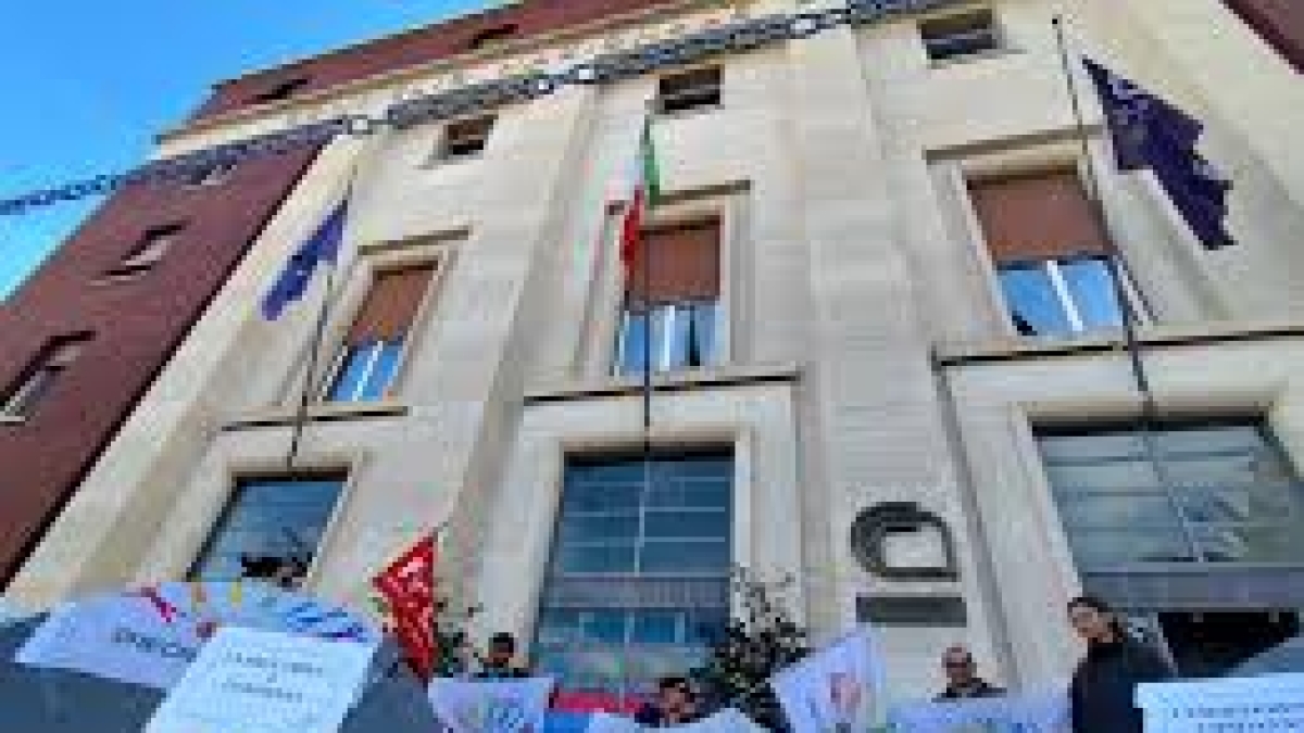 Cnr, i precari occupano l'ente di ricerca. Accampamenti all'esterno: «Futuro a rischio. Restiamo a oltranza, dormendo qui»