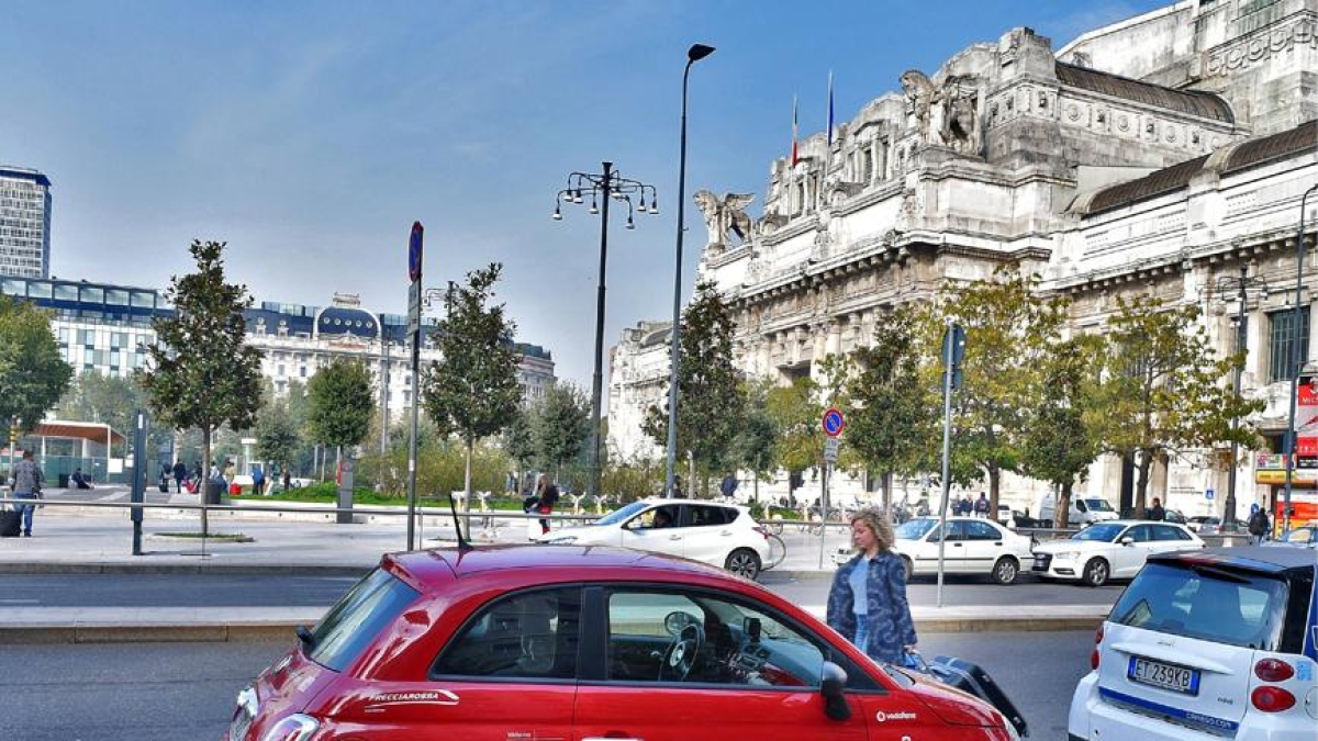 Milano, la lunga crisi del car sharing: addio al parcheggio libero, sì agli Enjoy solo negli stalli dedicati. «Ormai si preferisce la bici»
