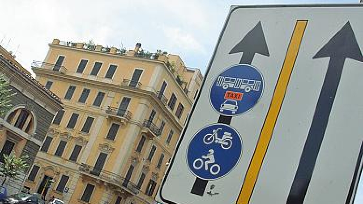 Traffico a Roma, per battere gli ingorghi ecco il piano per ottenere più corsie preferenziali: rete da 180 chilometri