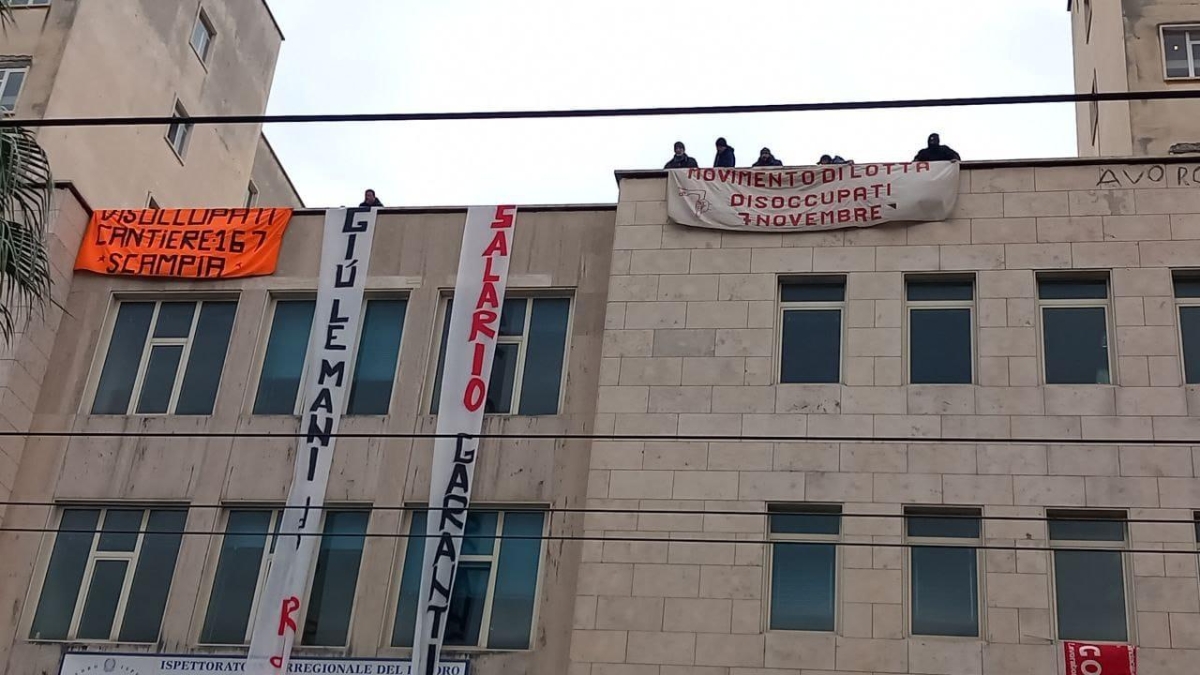 Lavoro, a Napoli ok al reinserimento di 1.250 disoccupati di lunga durata: progetti per la cura del verde e decoro urbano. Cori e fuochi d'artificio, la piazza festeggia