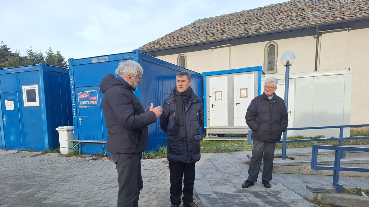 Il cardinale Repole al rifugio Massi: «Qui nasce la speranza». Dentro il centro che accoglie 20 mila migranti l’anno